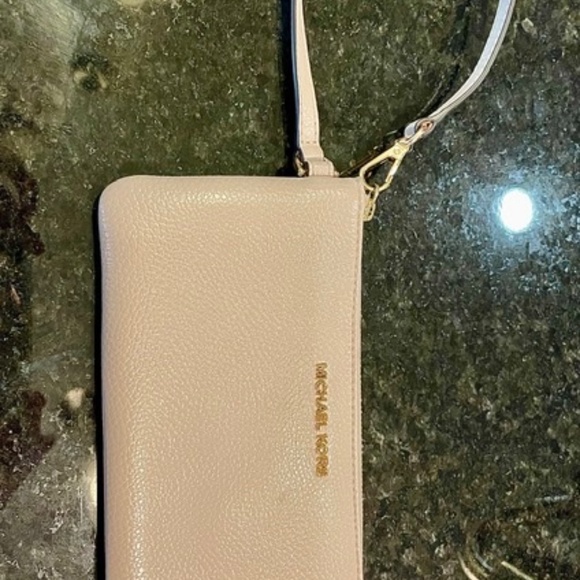 New never used Michael Kors leather wristlet - Picture 2 of 7
